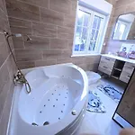 Holiday home Maison Familiale Piscine Jaccuzzi
