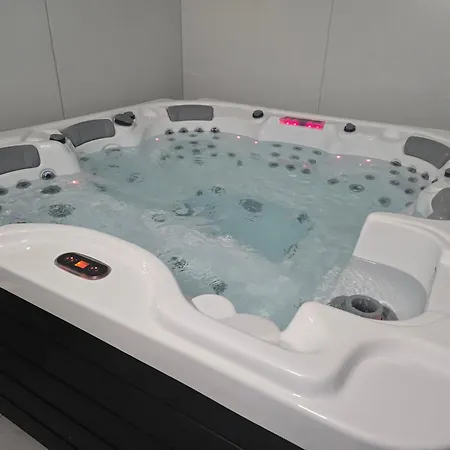 Maison Familiale Piscine Jaccuzzi Holiday home *