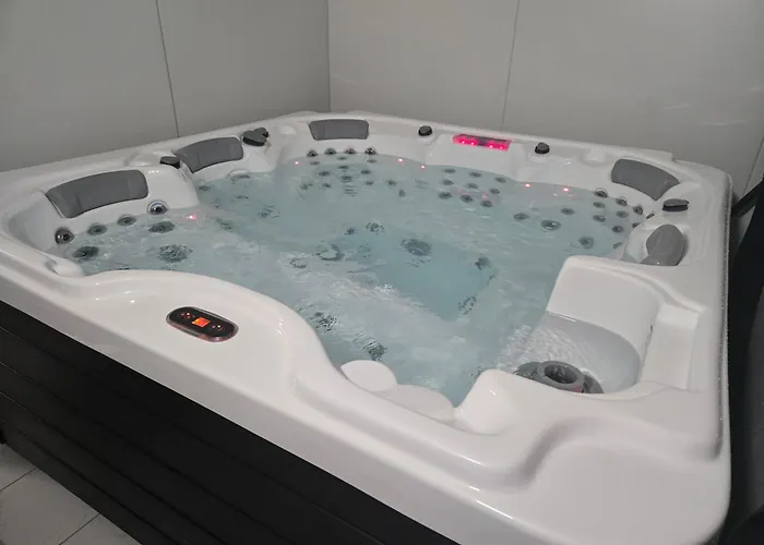 Maison Familiale Piscine Jaccuzzi 펜션 *